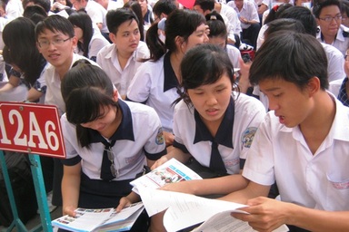 Cử nhân đi giúp việc, phụ hồ: Thức tỉnh “ảo mộng” bằng cấp!