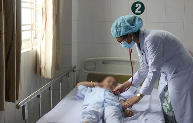 Bác sĩ thăm khám cho bệnh nhi 4 tuổi, ở huyện Kế Sách, tỉnh Sóc Trăng mắc viêm tụy cấp.