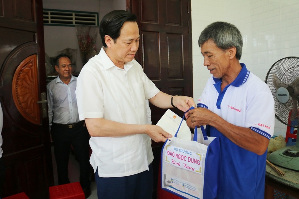 Bộ trưởng Đào Ngọc Dung: Không cứng nhắc khi duyệt hồ sơ liệt sĩ tồn đọng - 4 Bộ trưởng Đào Ngọc Dung: Không cứng nhắc khi duyệt hồ sơ liệt sĩ tồn đọng - 4