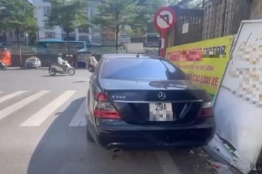 Ô tô Mercedes đỗ xe sai ở phố cổ Hà Nội bị người dân "mách" Cục trưởng CSGT