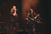 "Cơn mưa tháng năm" của Bức Tường: Khán giả khóc khi nghe giọng Trần Lập