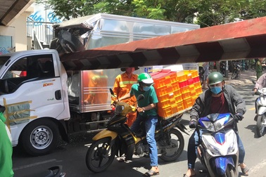 Xe tải chui gầm cầu, húc đổ thanh barie giới hạn chiều cao