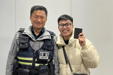 Phút cảnh sát Hàn Quốc bật còi hụ, hộ tống khách Việt đi tìm ví như phim