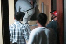 “Hiệp sĩ đường phố” truy bắt tên cướp trốn vào ngân hàng