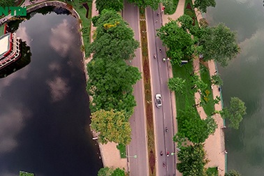 Vẻ đẹp bất ngờ của con đường thơ mộng nhất Hà Nội