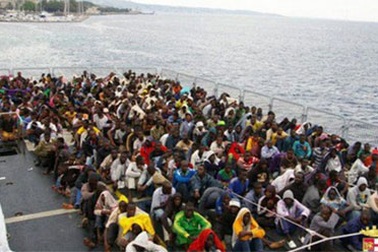 Ý cứu hơn 200 người nhập cư trái phép trên biển Địa Trung Hải 
