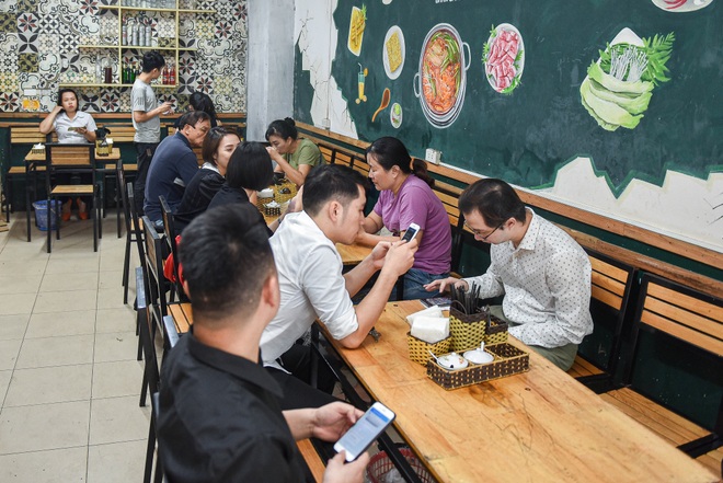 Quán bún cá chấm bán 300 bát/ngày, khách xếp hàng đợi thưởng thức - 3 Quán bún cá chấm bán 300 bát/ngày, khách xếp hàng đợi thưởng thức - 3