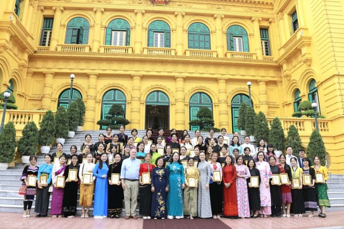 Đoàn nữ sinh gặp mặt và chụp ảnh tập thể cùng Phó Chủ tịch nước Võ Thị Ánh Xuân.