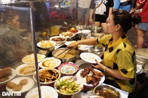 Cơm tấm "bãi rác" ở TPHCM: Gần 100.000 đồng/đĩa vì sao vẫn nườm nượp khách?