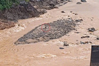 Dùng cano vượt dòng nước xiết giải cứu 2 người mắc kẹt gần thủy điện