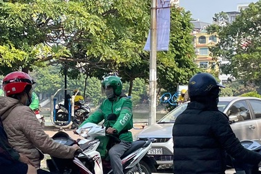 Xe ôm công nghệ liên tục tăng giá, xe cỏ đầu ngõ được thời