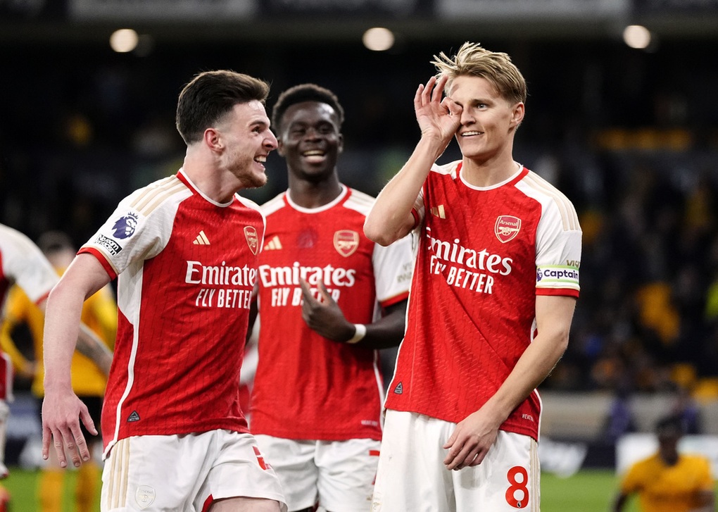 Arsenal chớp thời cơ giành ngôi đầu bảng Premier League - 2