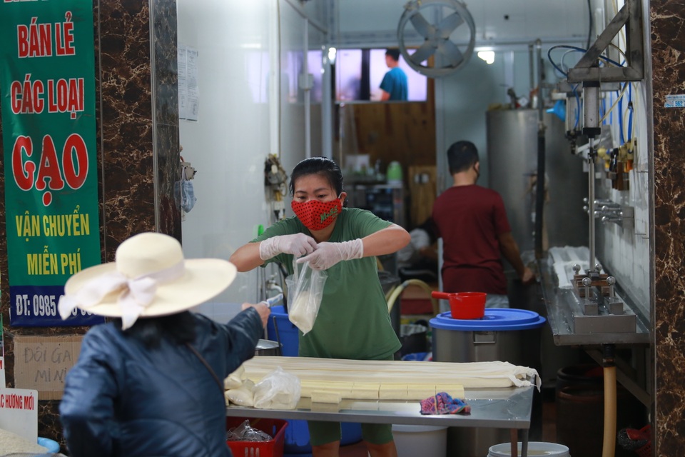 Phố chợ Hà Nội lập chốt kiểm soát đo thân nhiệt người ra vào - 9 Phố chợ Hà Nội lập chốt kiểm soát đo thân nhiệt người ra vào - 9