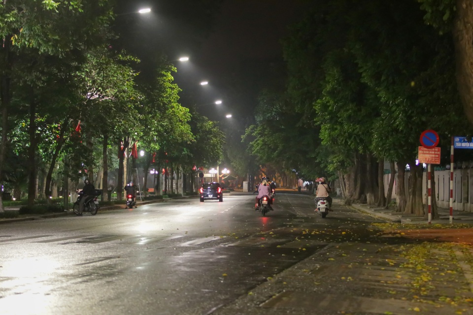Hà Nội: Đường phố lặng lẽ trong đêm cuối cách ly toàn xã hội - 10 Hà Nội: Đường phố lặng lẽ trong đêm cuối cách ly toàn xã hội - 10