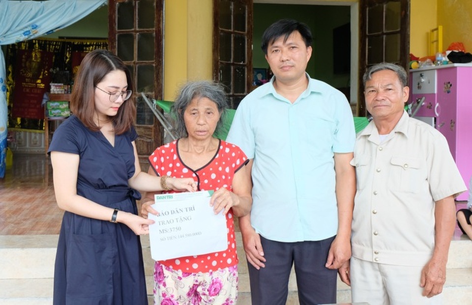 Cháu bé 5 tháng tuổi mất gia đình dưới gầm xe tải được bạn đọc giúp đỡ - 1 Cháu bé 5 tháng tuổi mất gia đình dưới gầm xe tải được bạn đọc giúp đỡ - 1