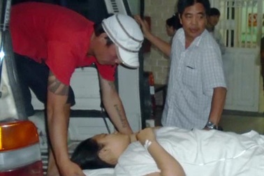 Hai mẹ con bỏng vùng mặt cổ vì bị tạt a xít