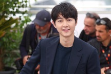 Song Joong Ki cưng chiều quý tử, mua xe đẩy gần 30 triệu đồng