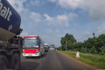 Tài xế điều khiển xe khách vượt ẩu suýt gây tai nạn trên quốc lộ