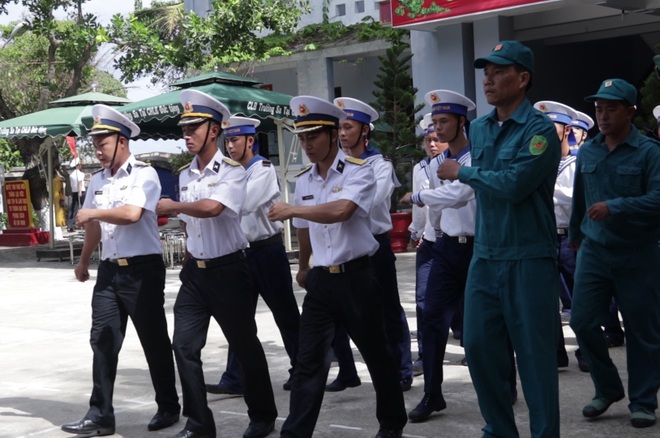 Thiêng liêng lễ chào cờ đầu năm mới tại Trường Sa - 13