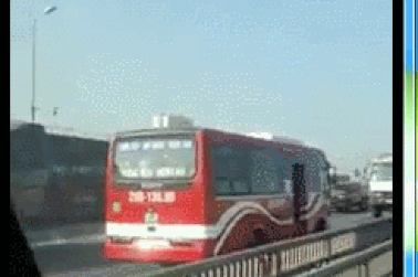 Xe khách chạy ngược chiều ở đường vành đai 3 trên cao