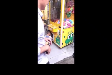 Bé trai gặp sự cố hy hữu, bị mắc kẹt bên trong máy gắp thú bông