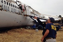 2 tiếp viên máy bay gặp nạn bị văng xuống đường băng