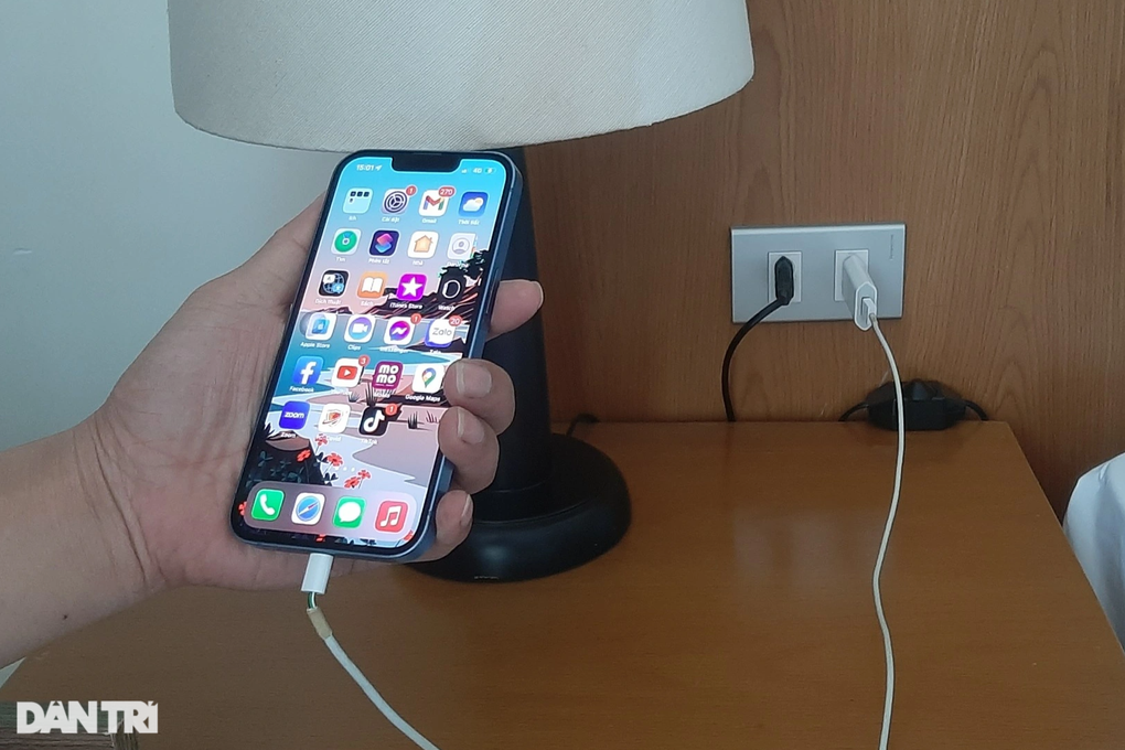 Bé trai 7 tuổi tử vong khi sử dụng điện thoại đang sạc pin - 1 Bé trai 7 tuổi tử vong khi sử dụng điện thoại đang sạc pin - 1