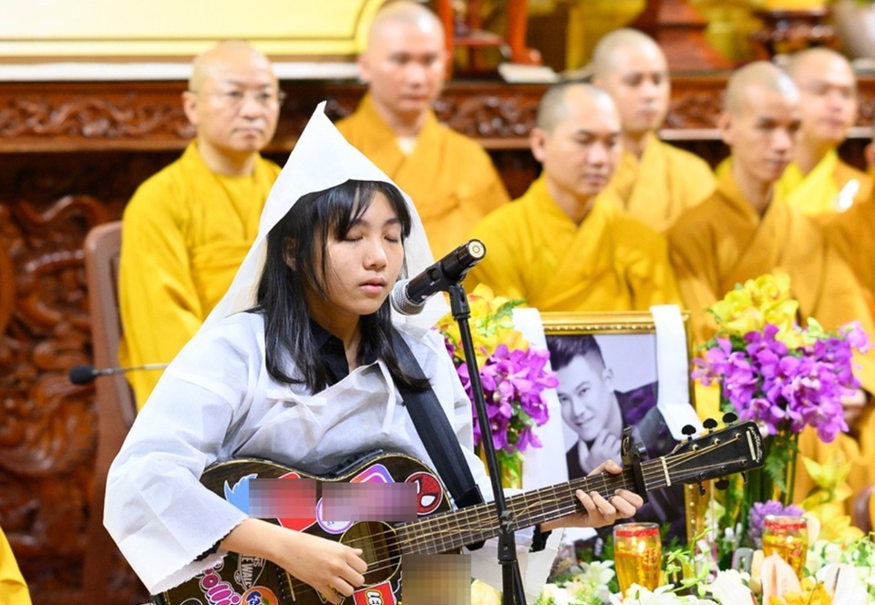 Con gái Vân Quang Long khóc khi hát Ba kể con nghe trong Lễ cầu siêu - 5 Con gái Vân Quang Long khóc khi hát Ba kể con nghe trong Lễ cầu siêu - 5
