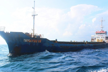 Tạm giữ tàu vận chuyển gần 3.000 tấn than không hợp lệ