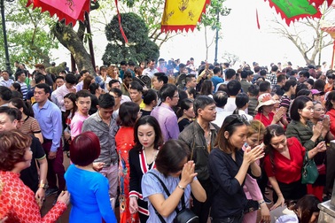 Phủ Tây Hồ đông nghịt người lễ Rằm tháng Giêng