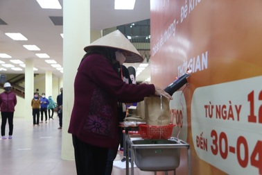 Người nghèo Hà Nội đội mưa rét đi "rút gạo" miễn phí