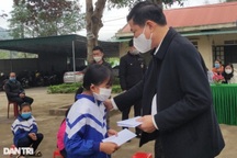 Ngành giáo dục tặng quà Tết tới giáo viên, học sinh nghèo