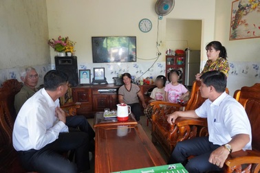 Thông tin mới vụ bố xích chân 2 con trong phòng, không cho đi học