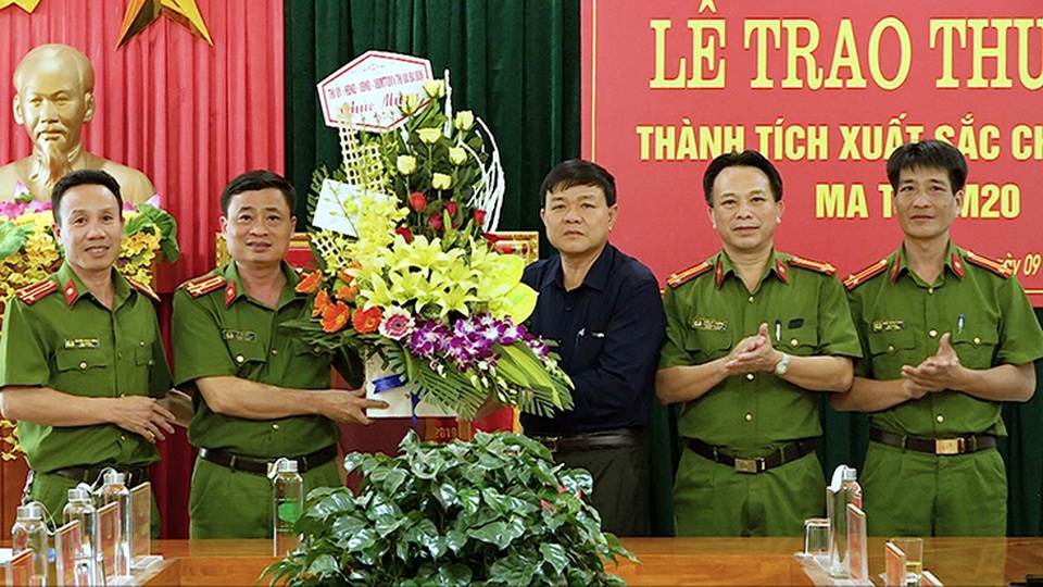 Khen thưởng chuyên án phá tụ điểm ma túy gây nhức nhối - 1 Khen thưởng chuyên án phá tụ điểm ma túy gây nhức nhối - 1
