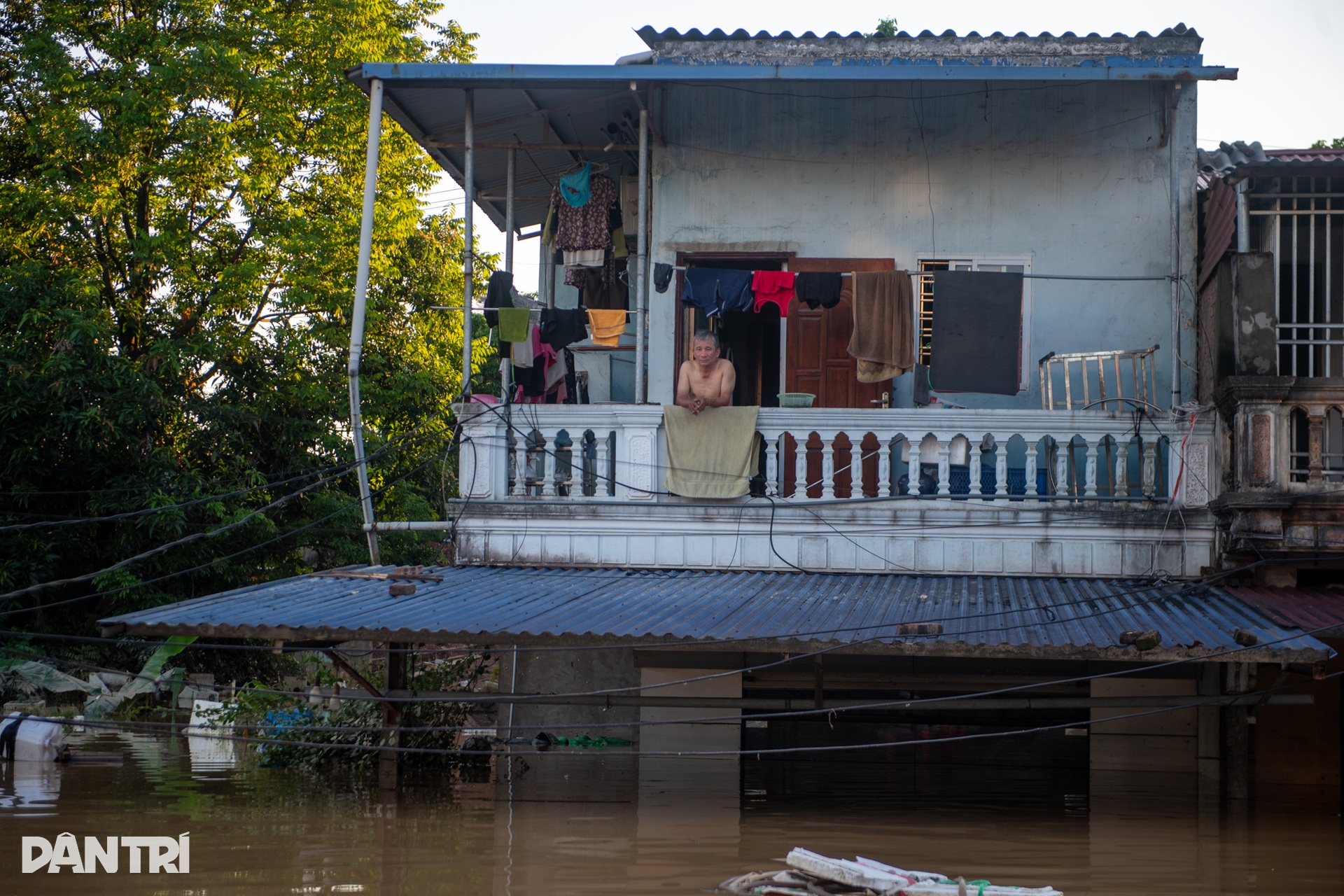 Tình cảnh bị cô lập giữa rốn lũ vô vàn khó khăn của người dân Thái Nguyên - 4 Tình cảnh bị cô lập giữa rốn lũ vô vàn khó khăn của người dân Thái Nguyên - 4