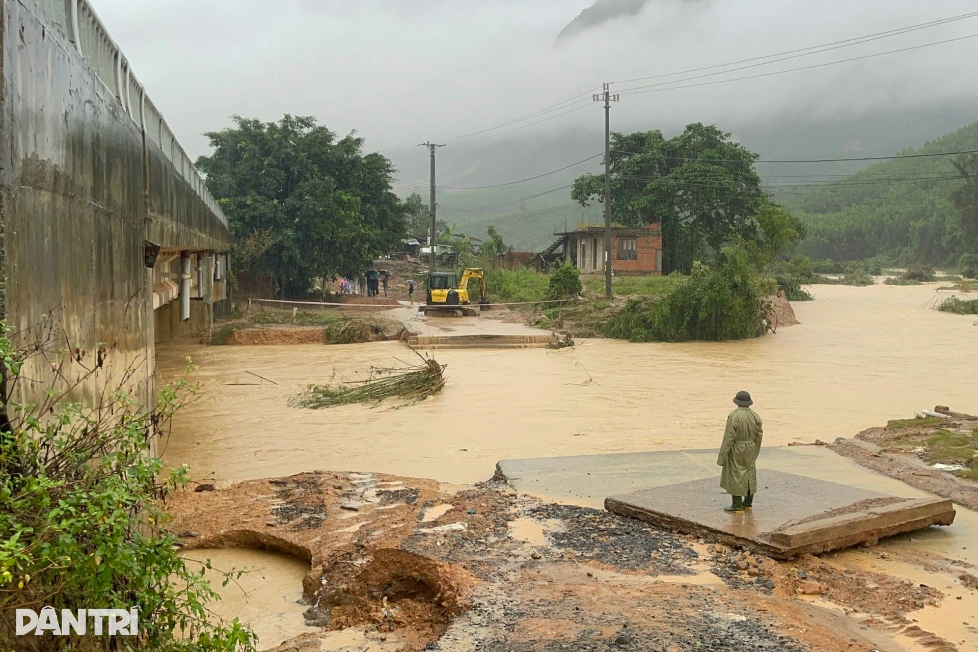 Sẽ xuyên đêm sơ tán người dân vùng lũ bằng mọi giá - 4 Sẽ xuyên đêm sơ tán người dân vùng lũ bằng mọi giá - 4