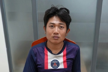 Thanh niên ở Lâm Đồng dùng gạch đập kính 10 ô tô vì không gặp được bạn nhậu