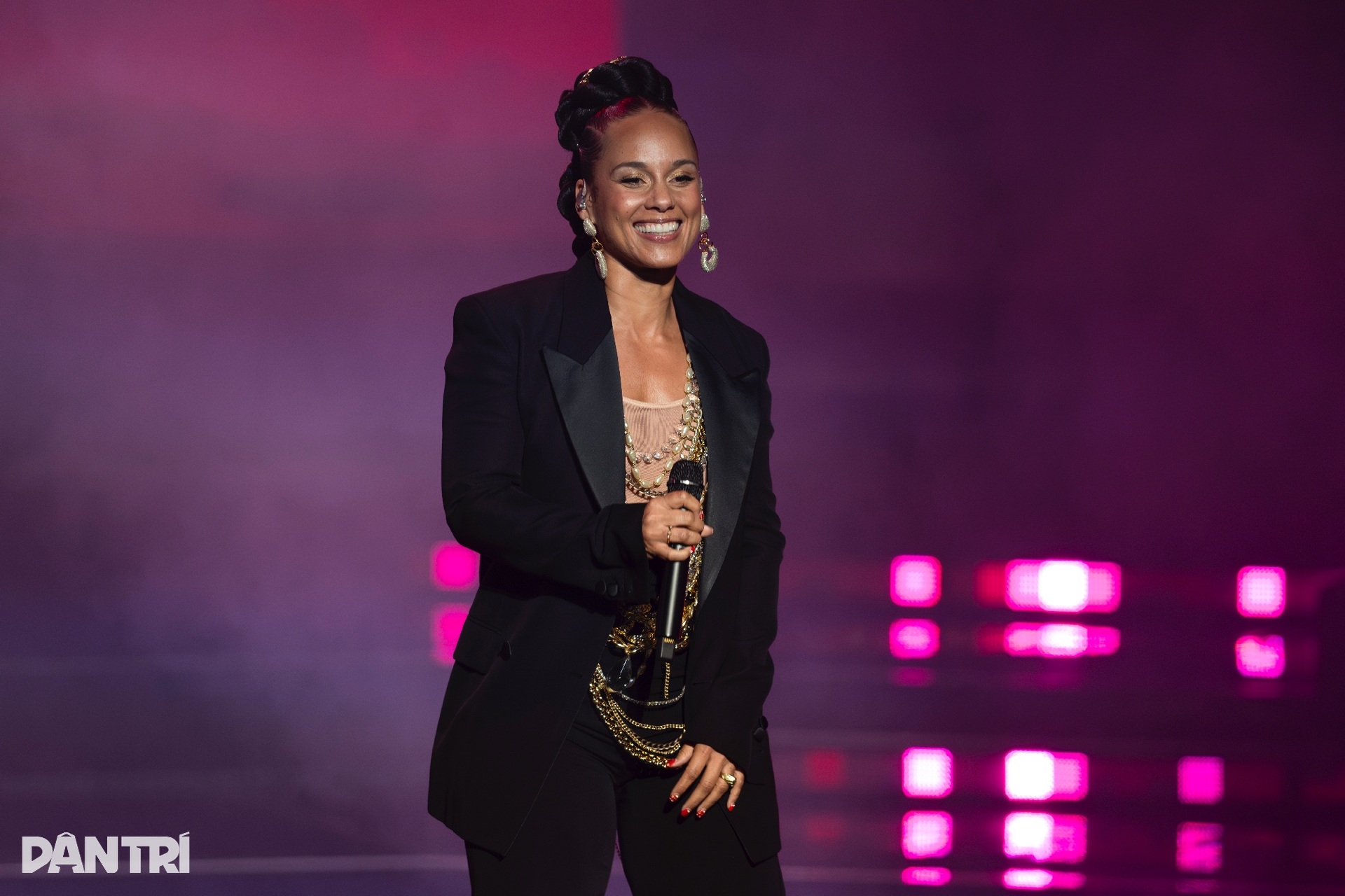 Alicia Keys trổ tài đàn hát, đem loạt bản hit lên sân khấu VinFuture 2025 - 1