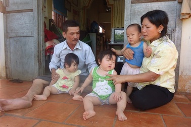 Vợ chồng "rổ rá cạp lại" với 3 đứa trẻ sinh ba đáng thương