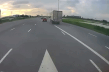 Ô tô tải tạt móp đầu xe bên cạnh để chuyển làn, gây va chạm rồi bỏ chạy