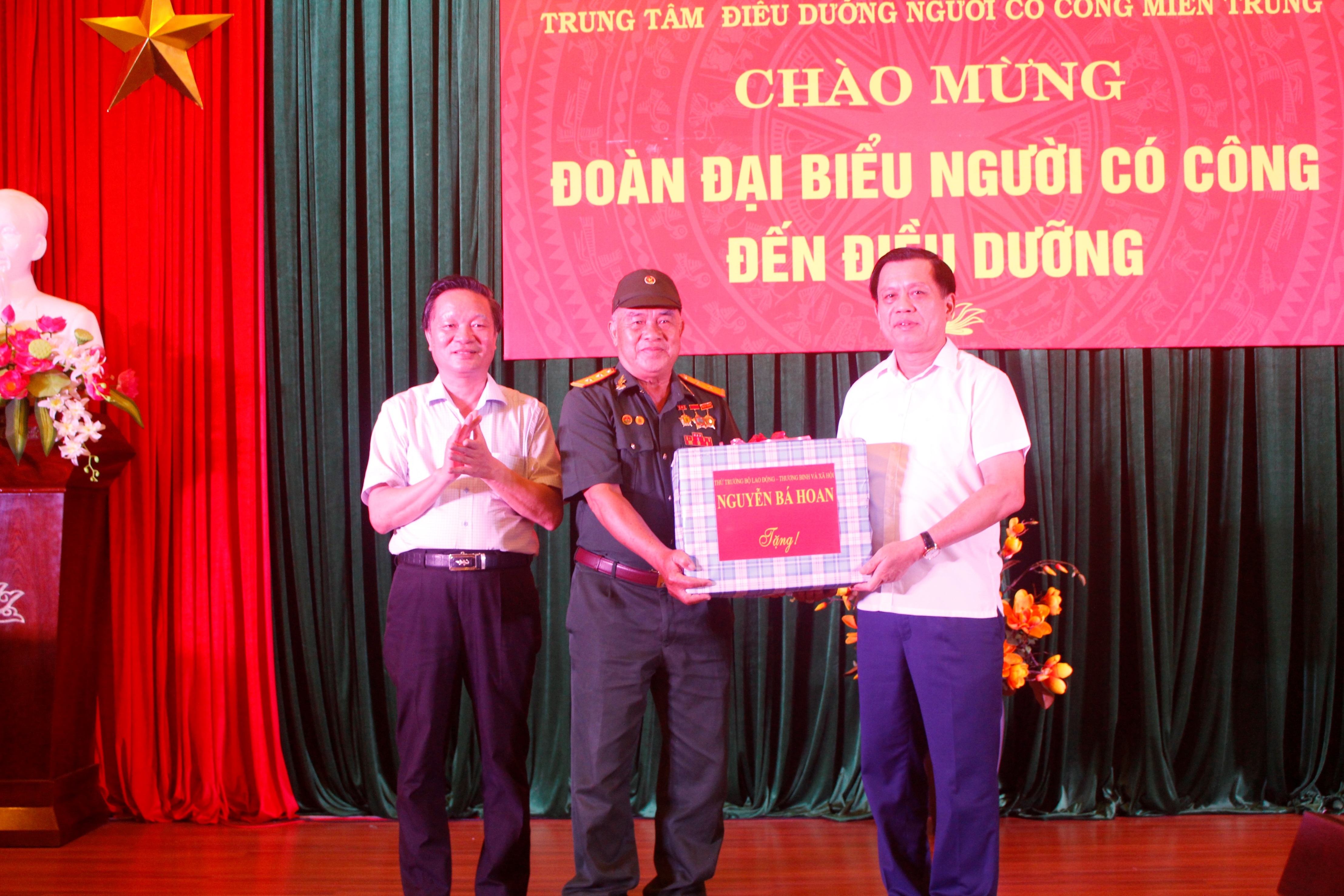 Thứ trưởng Nguyễn Bá Hoan thăm, tặng quà người có công tại Đà Nẵng - 3