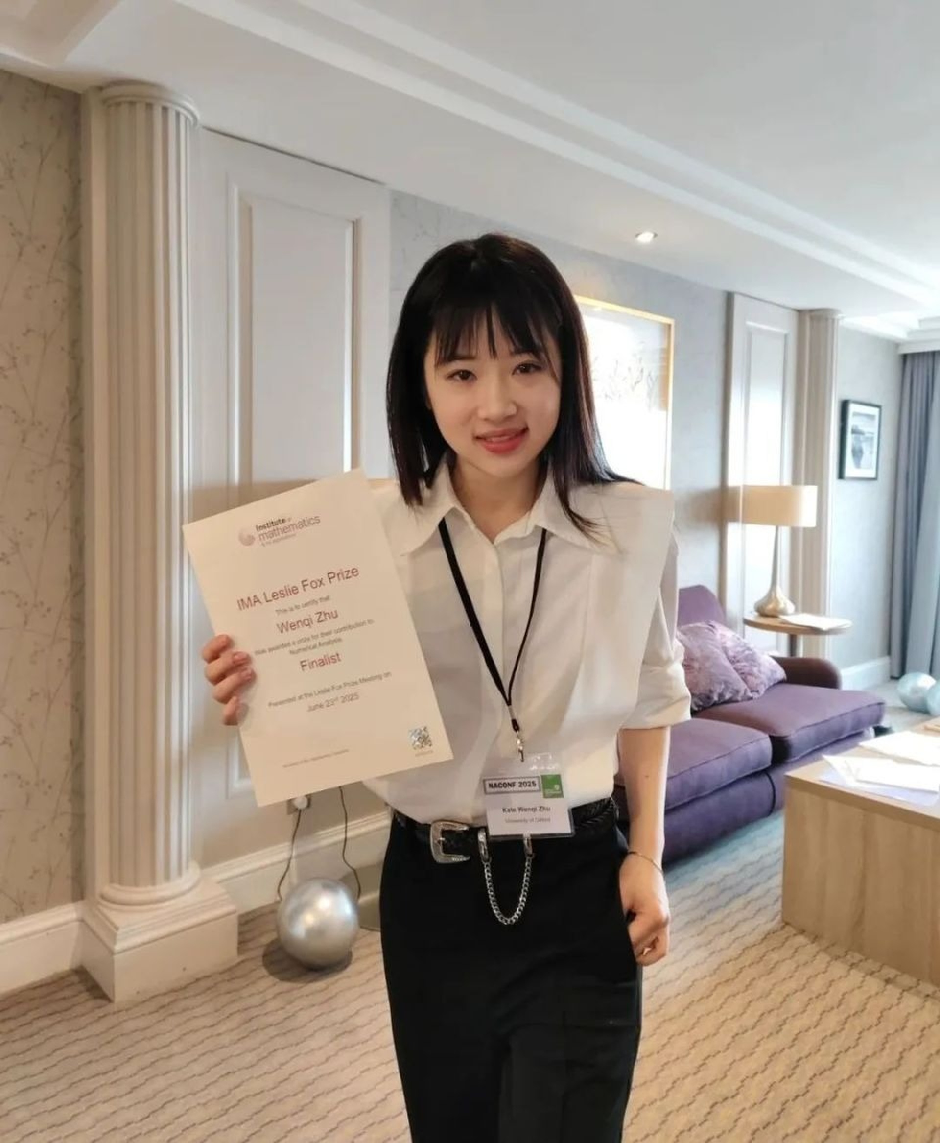 かつては美しすぎると批判された女性数学博士の華々しいキャリア - 1 Sự nghiệp thăng hoa của nữ tiến sĩ toán từng bị chỉ trích chỉ vì... quá đẹp - 1