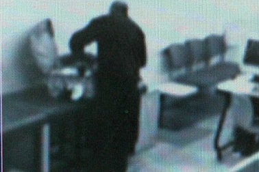 Bắt quả tang nhân viên sân bay London lục hành lý lấy trộm đồ