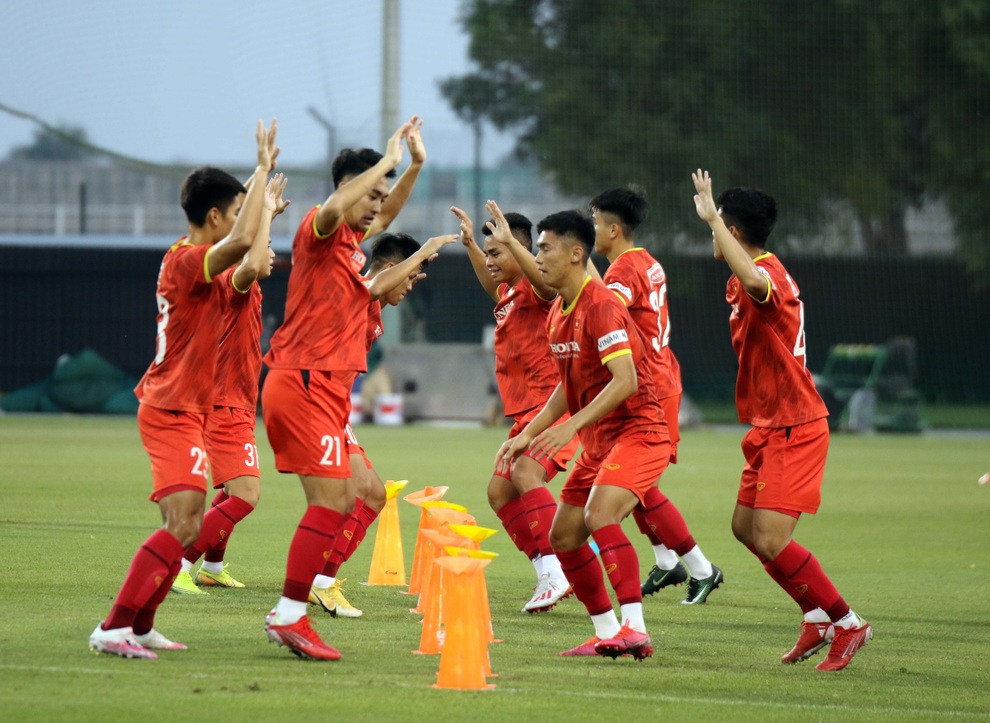 HLV Park Hang Seo chăm chú theo dõi buổi tập của U23 Việt Nam - 4 HLV Park Hang Seo chăm chú theo dõi buổi tập của U23 Việt Nam - 4