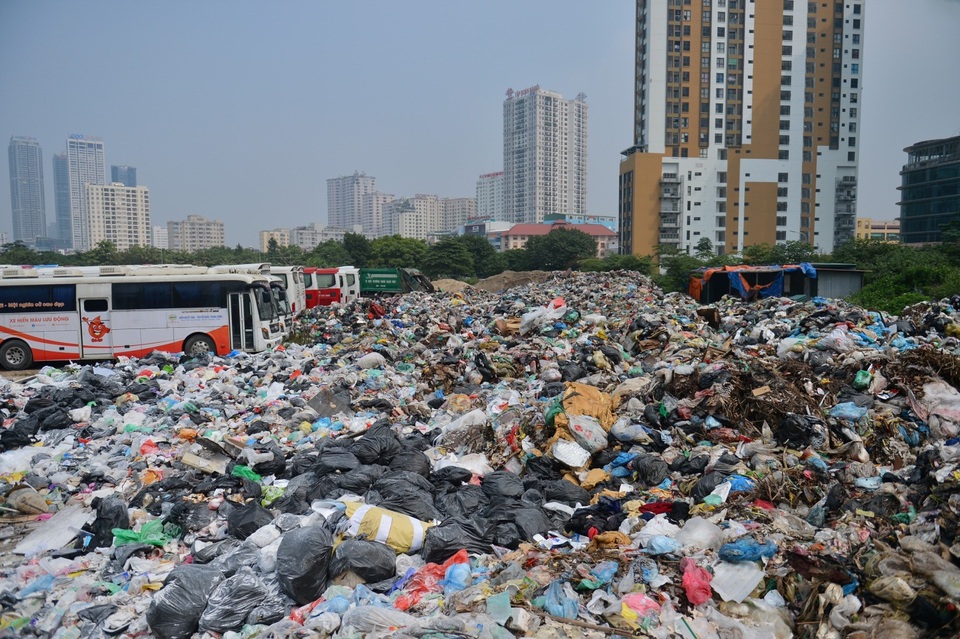 Người dân nội thành không nuốt nổi cơm vì mùi rác thải - 1 Người dân nội thành không nuốt nổi cơm vì mùi rác thải - 1