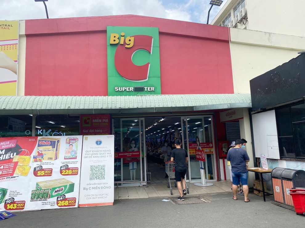 TPHCM ngày đầu giãn cách xã hội: Thực phẩm đầy ắp, người mua thưa thớt - 6 TPHCM ngày đầu giãn cách xã hội: Thực phẩm đầy ắp, người mua thưa thớt - 6