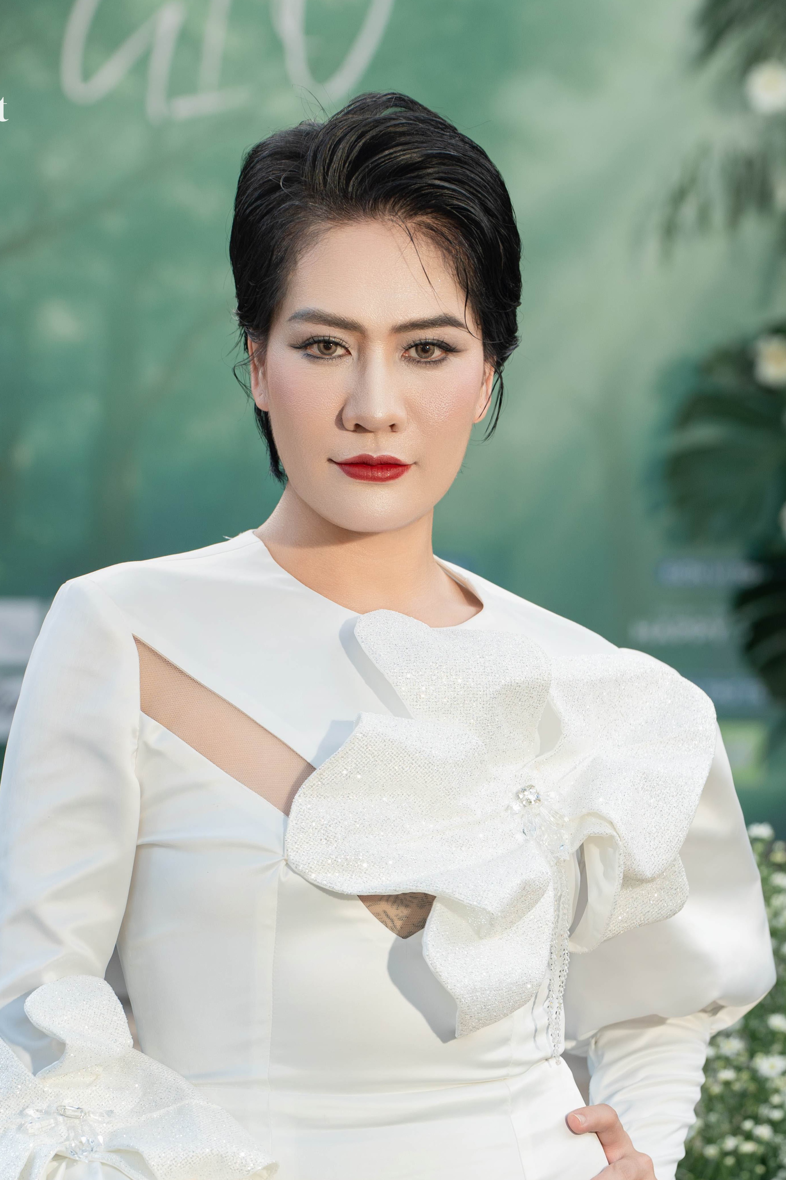 Diễn viên Minh Cúc phim Về nhà đi con khoe dáng trên sàn diễn thời trang - 3 Diễn viên Minh Cúc phim Về nhà đi con khoe dáng trên sàn diễn thời trang - 3