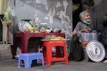 Xót xa cảnh cụ bà 85 tuổi bán phá lấu ngóng tin cháu gái đi lạc trở về