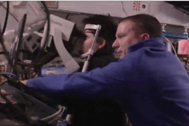 Các phi hành gia giữ liên lạc với Trái đất bằng cách nào?