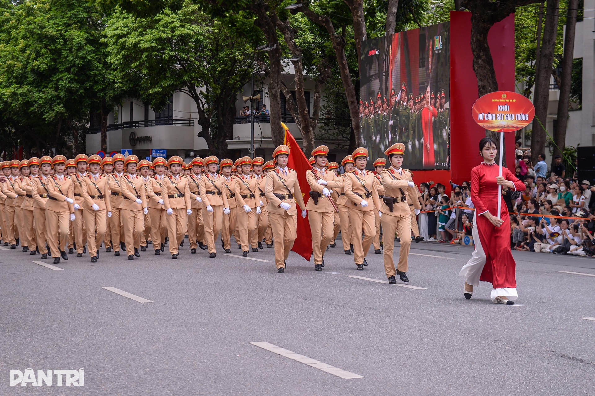 Những bóng hồng rạng rỡ trong Ngày hội vì Thủ đô bình yên - 2 Những bóng hồng rạng rỡ trong Ngày hội vì Thủ đô bình yên - 2